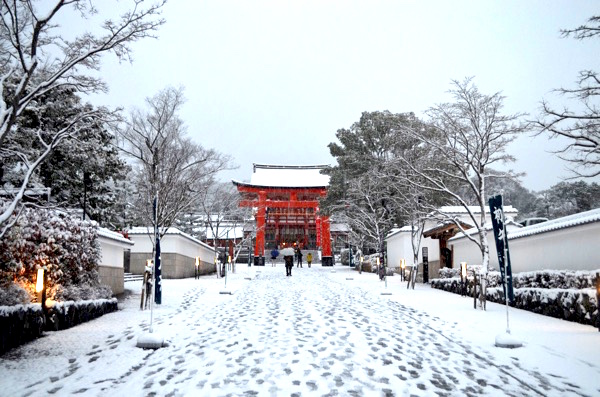 無数の足あとがある表参道