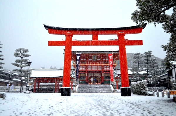 雪の日の伏見稲荷大社の楼門