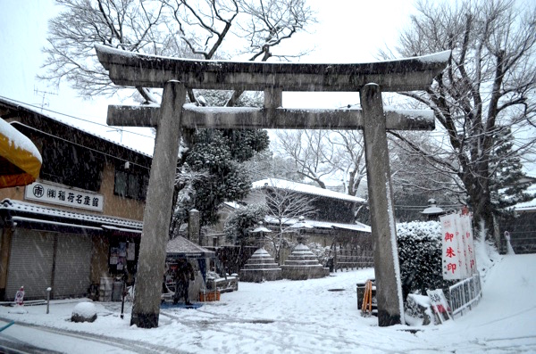 雪の日の石鳥居は冷たそう