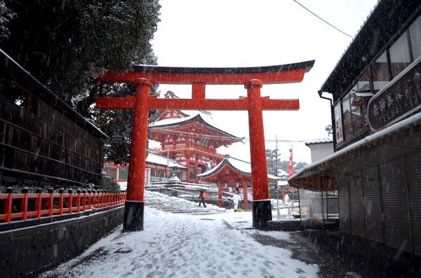 裏参道から見た楼門