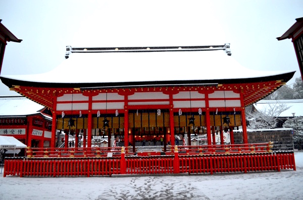 外拝殿の屋根が積雪で真っ白に!