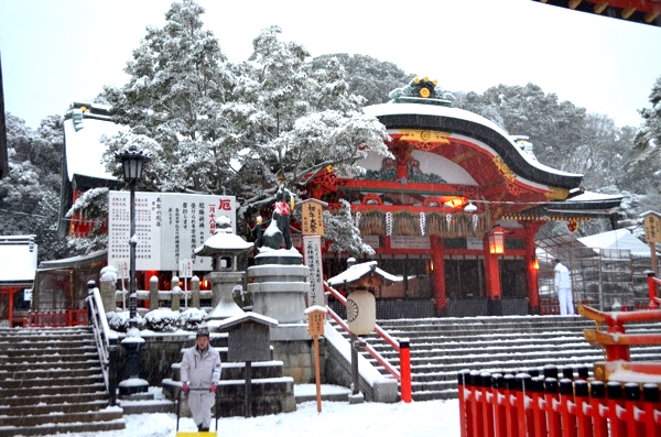 雪の日の内拝殿