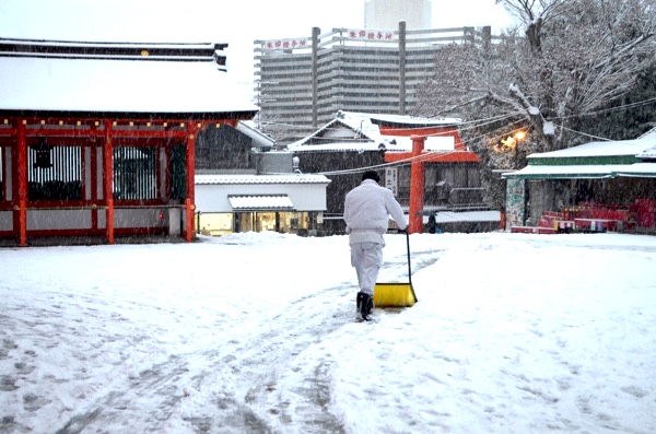 雪かきで参道がつくられる