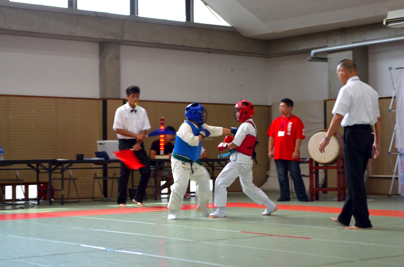 試合ではヘッドガードを着用する