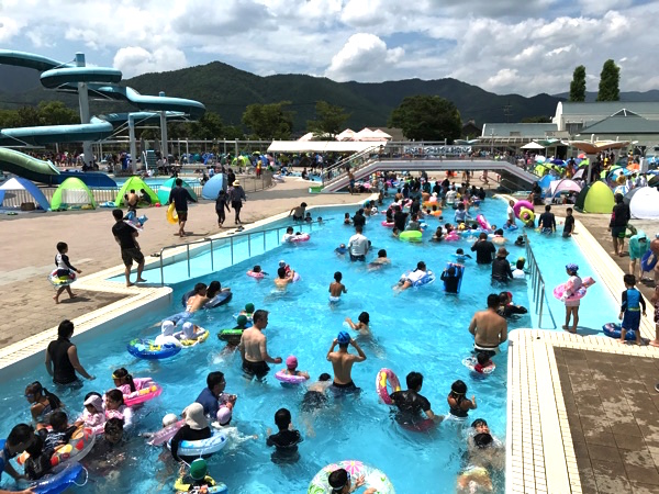 流水プールにもたくさんの人!