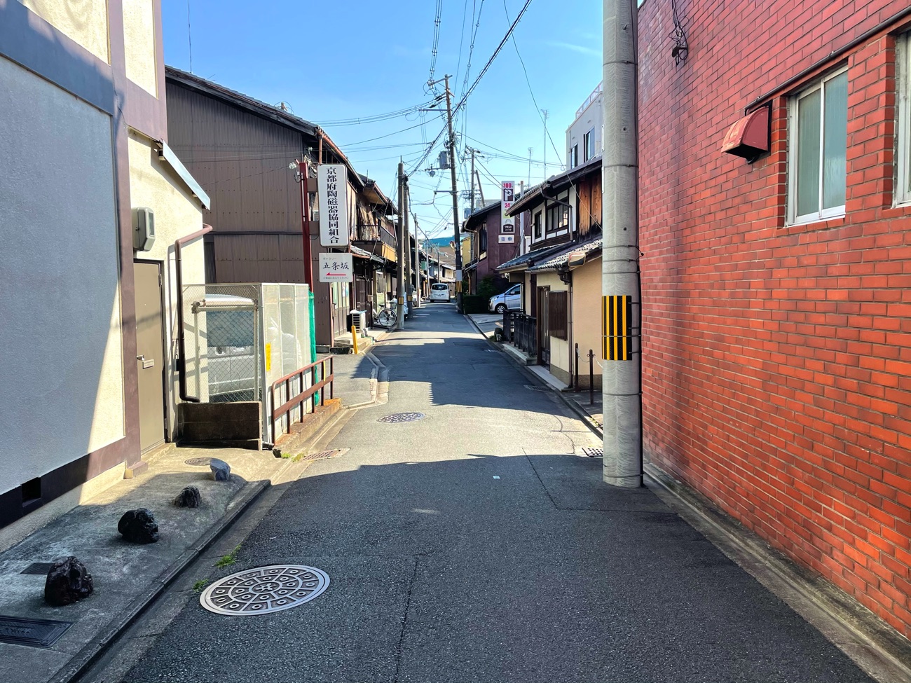 細めの路地を歩く