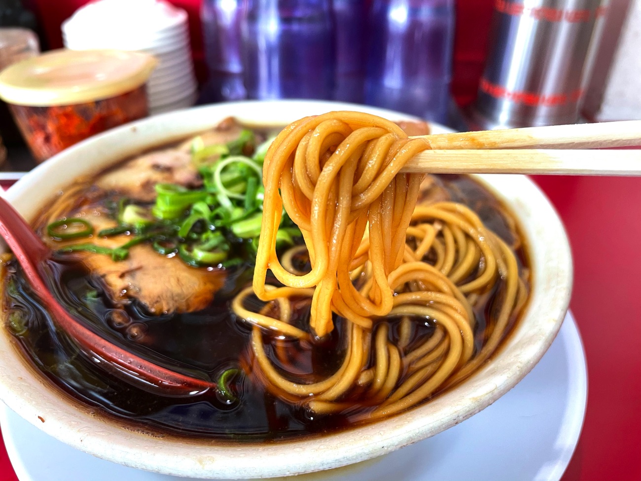 麺も醤油色に!?