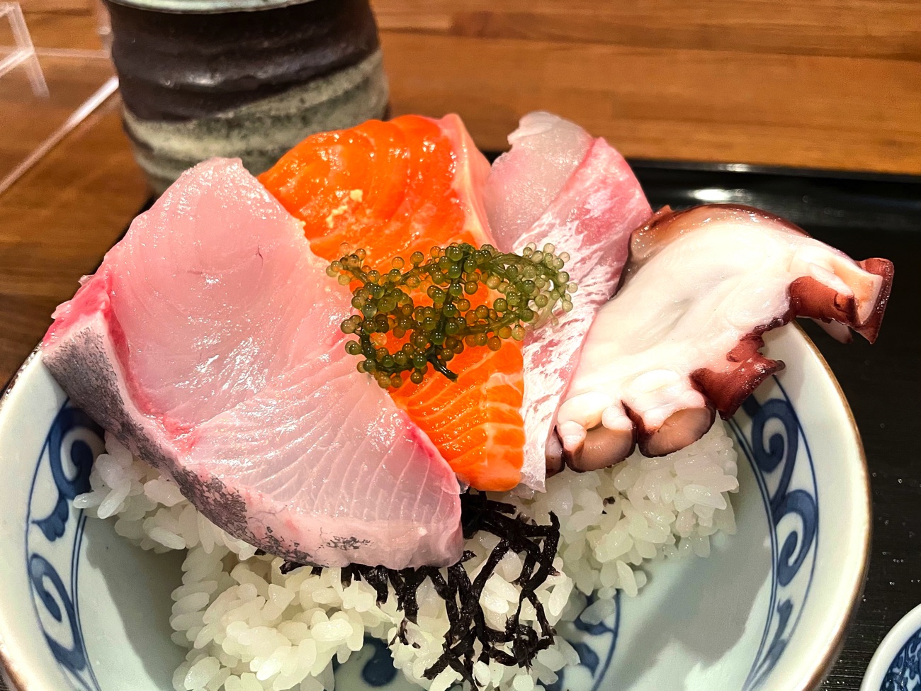 ボリュームたっぷりの海鮮丼