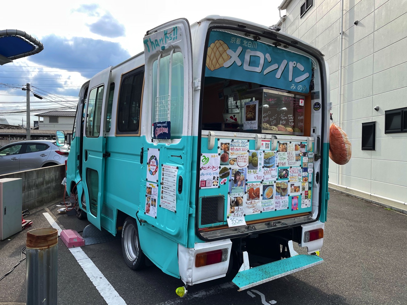 かわいいカラーリングのトラック