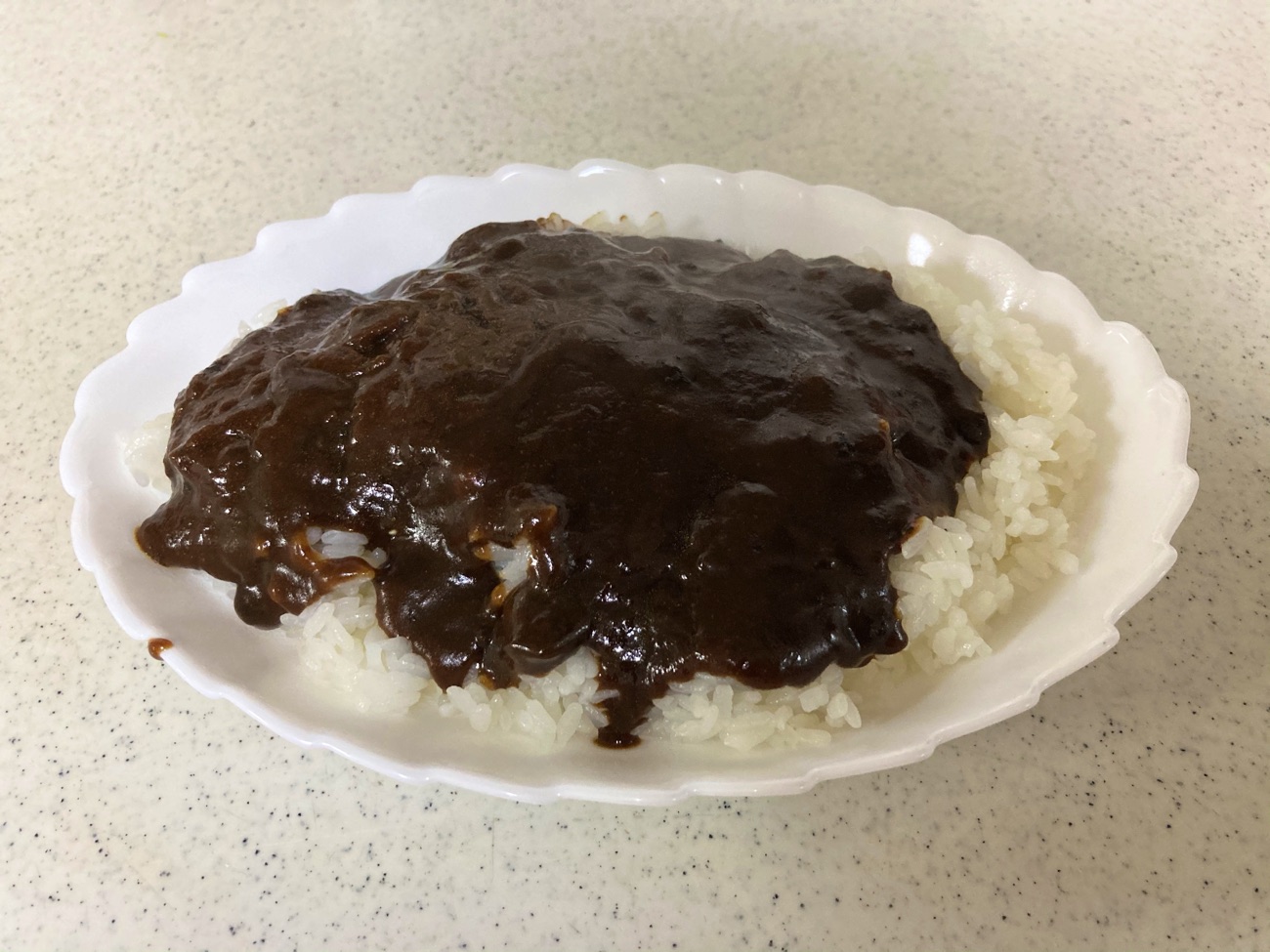 ご飯の上にカレーをかける