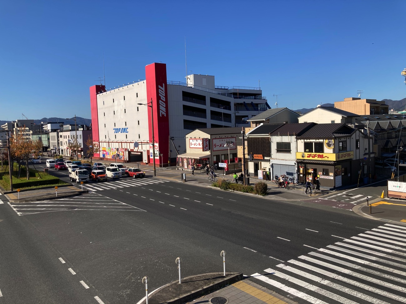 歩道橋から見た「ゴーゴーカレー 京都丹波口駅前スタジアム」