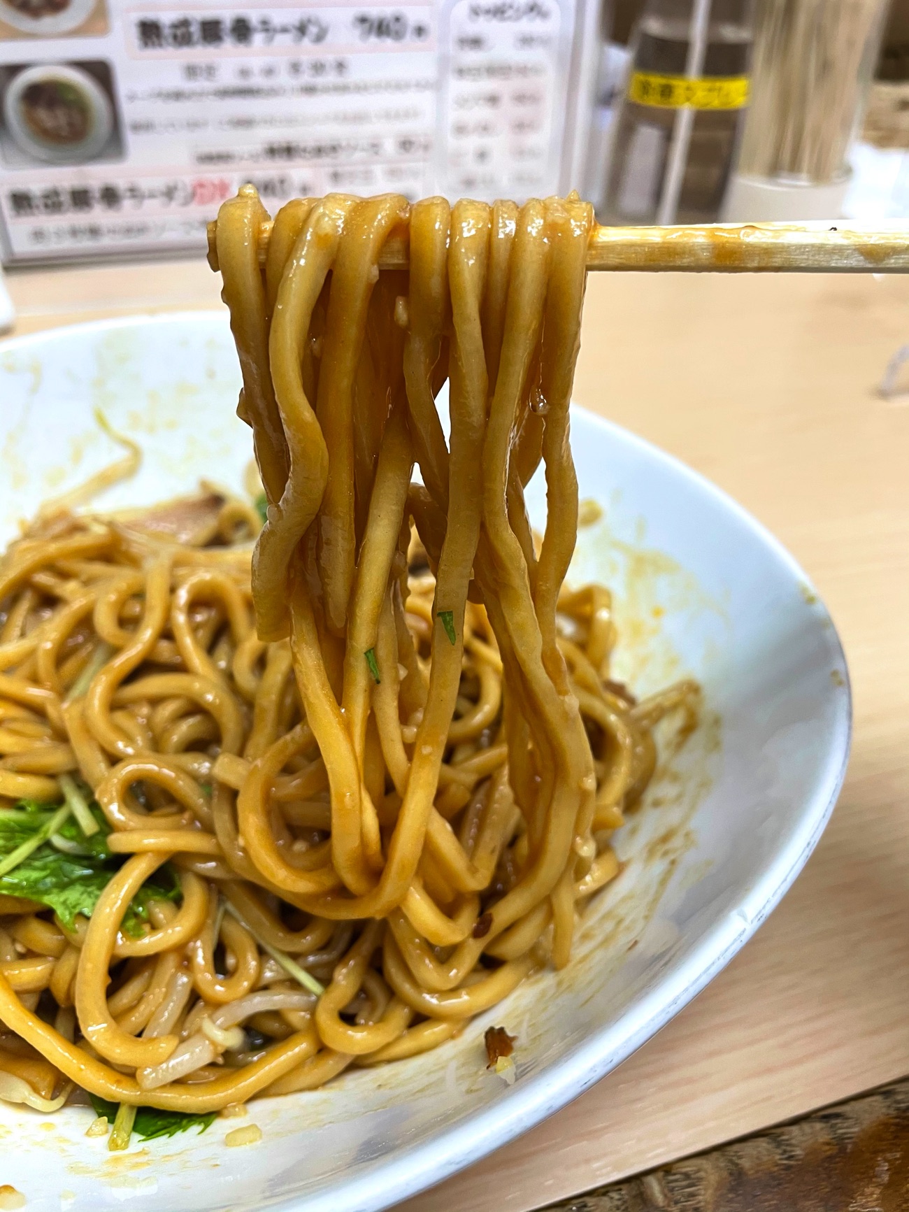 太麺に甘辛のタレがからむ!