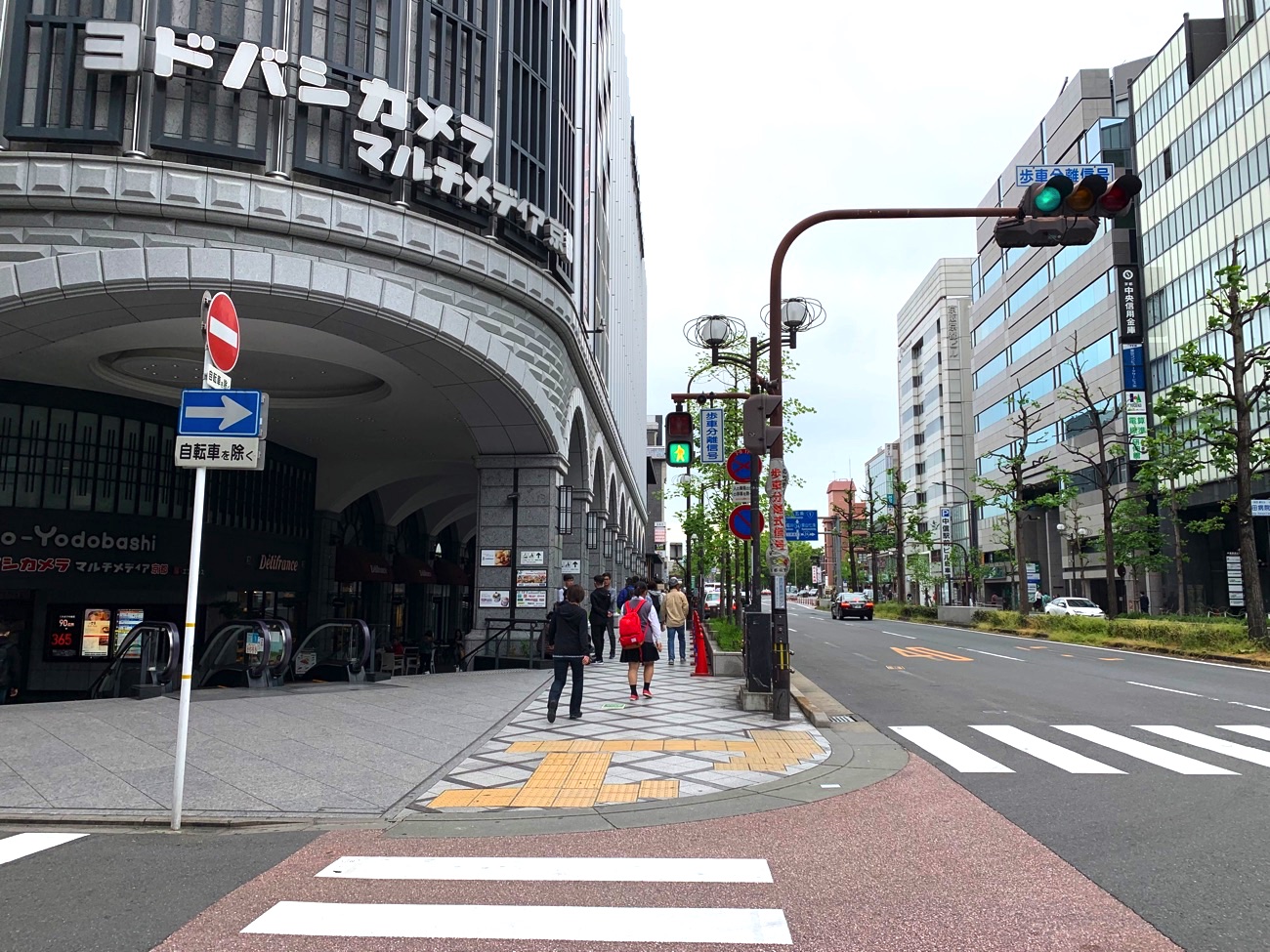 ヨドバシカメラの横を通る