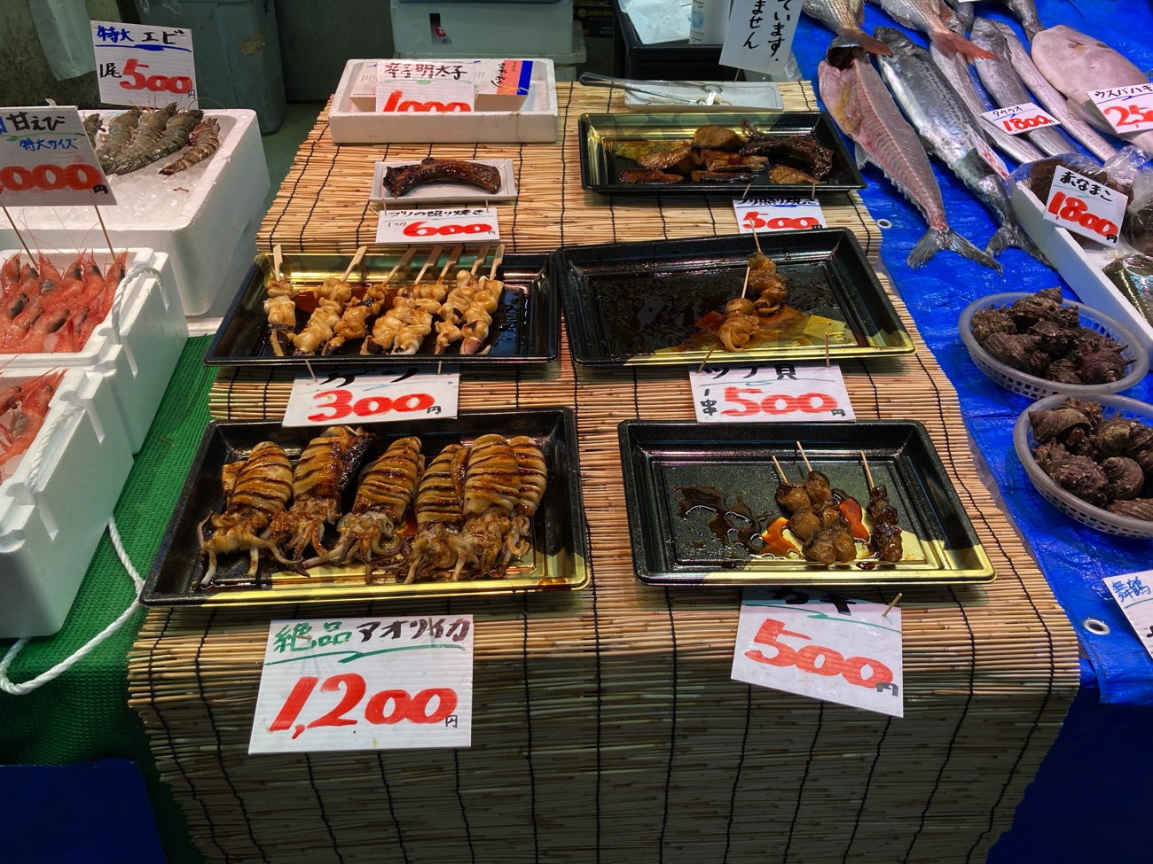 海鮮市場では海鮮焼きの販売も