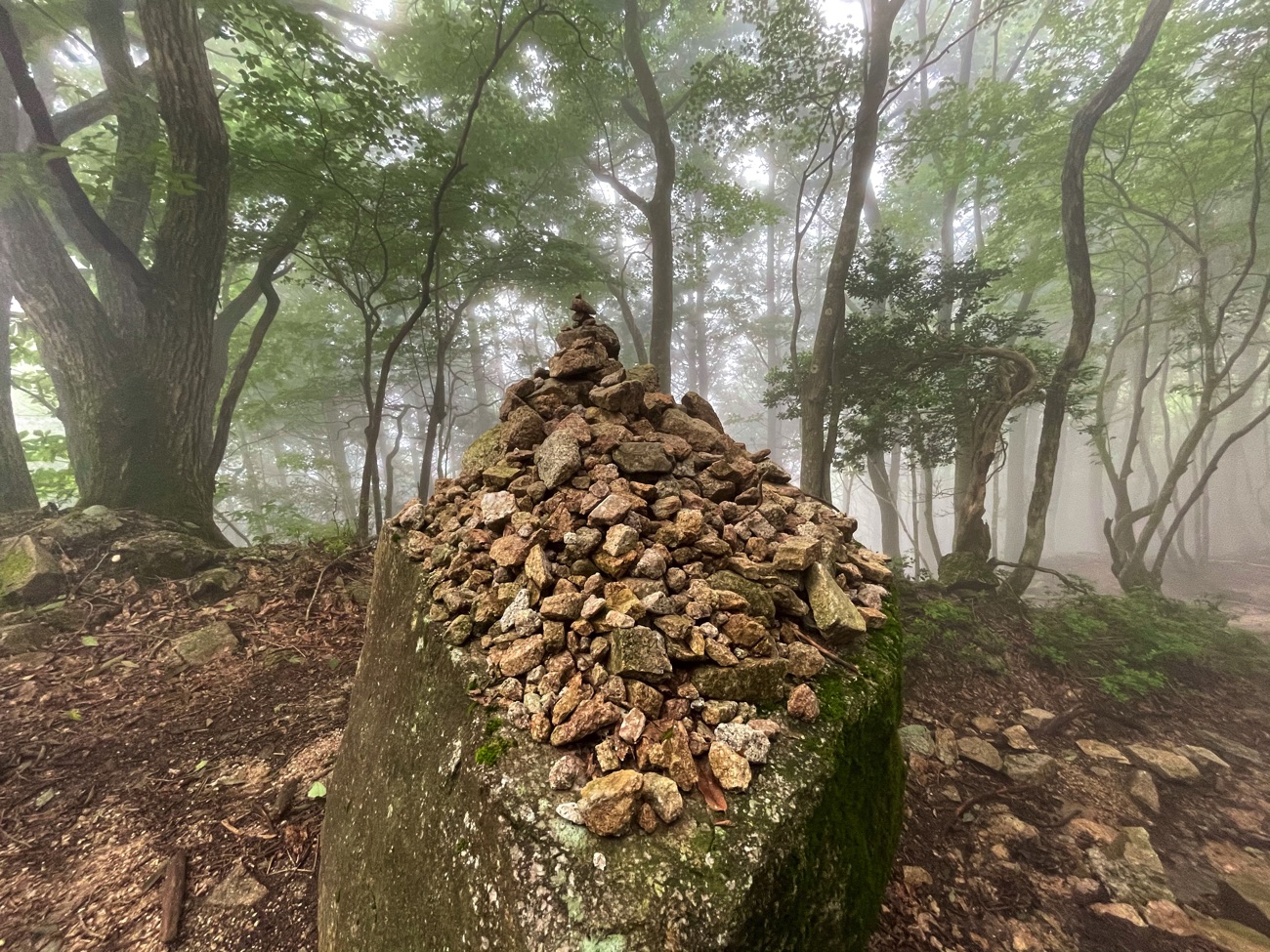 たくさん積み上げられた石