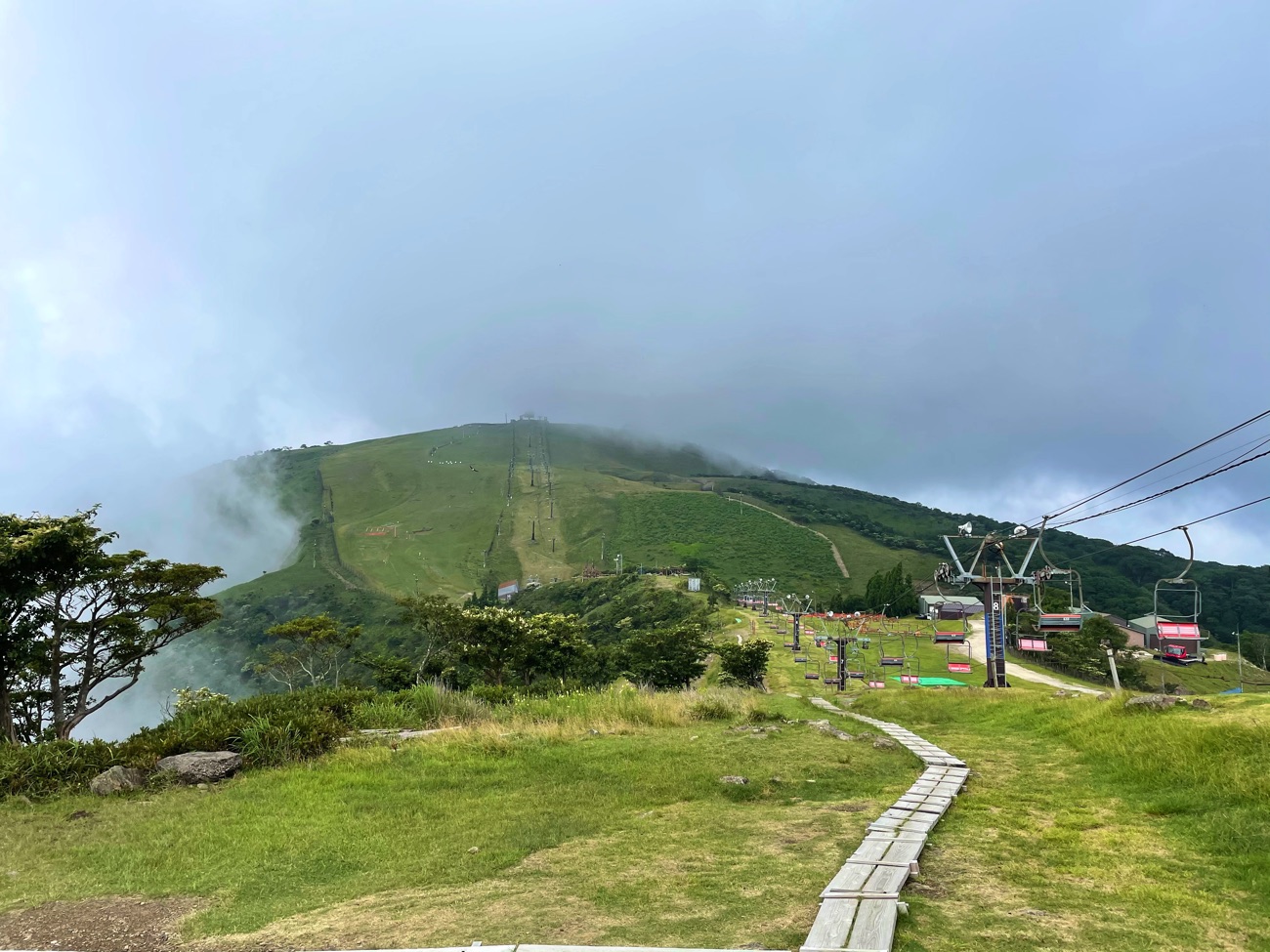 打見山から見る蓬莱山の山頂