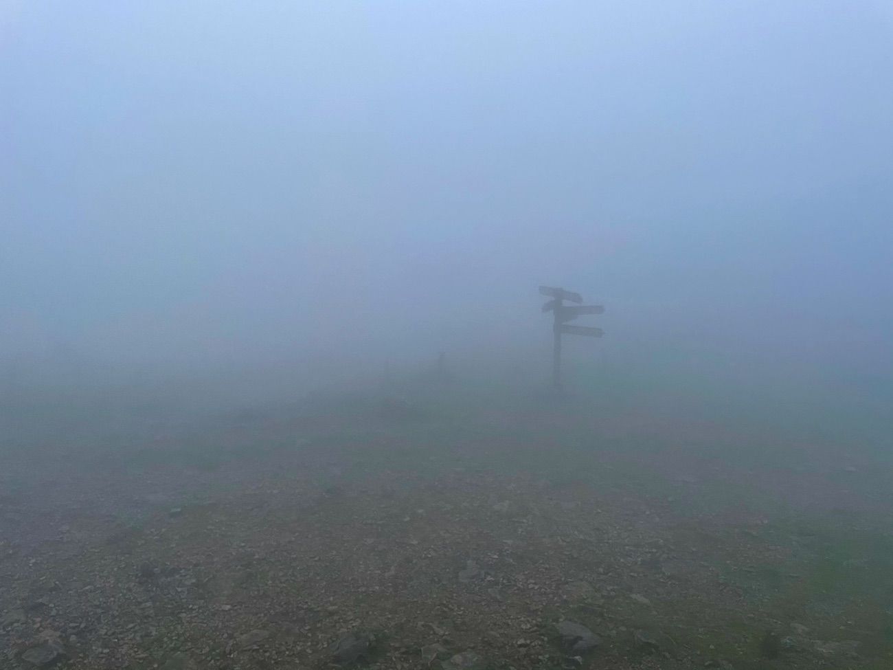 濃霧に包まれた山頂