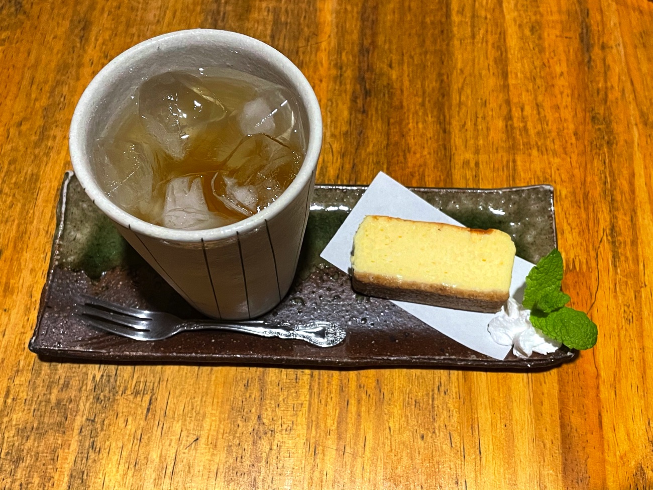 アップルジュースとチーズケーキのセット