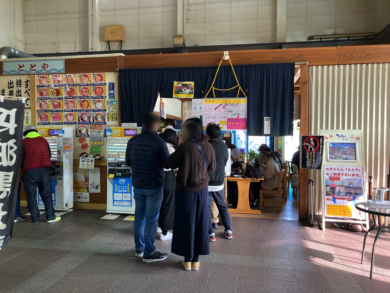 「海鮮丼 ととや」に並ぶ人の行列