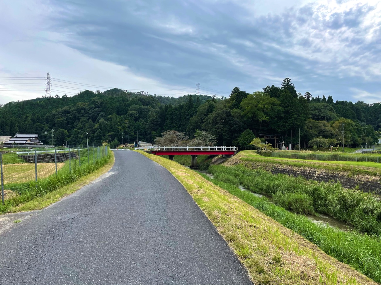 目印の「赤い橋」