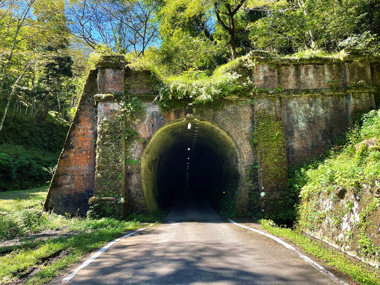 「山中トンネル」の出入口（南側）