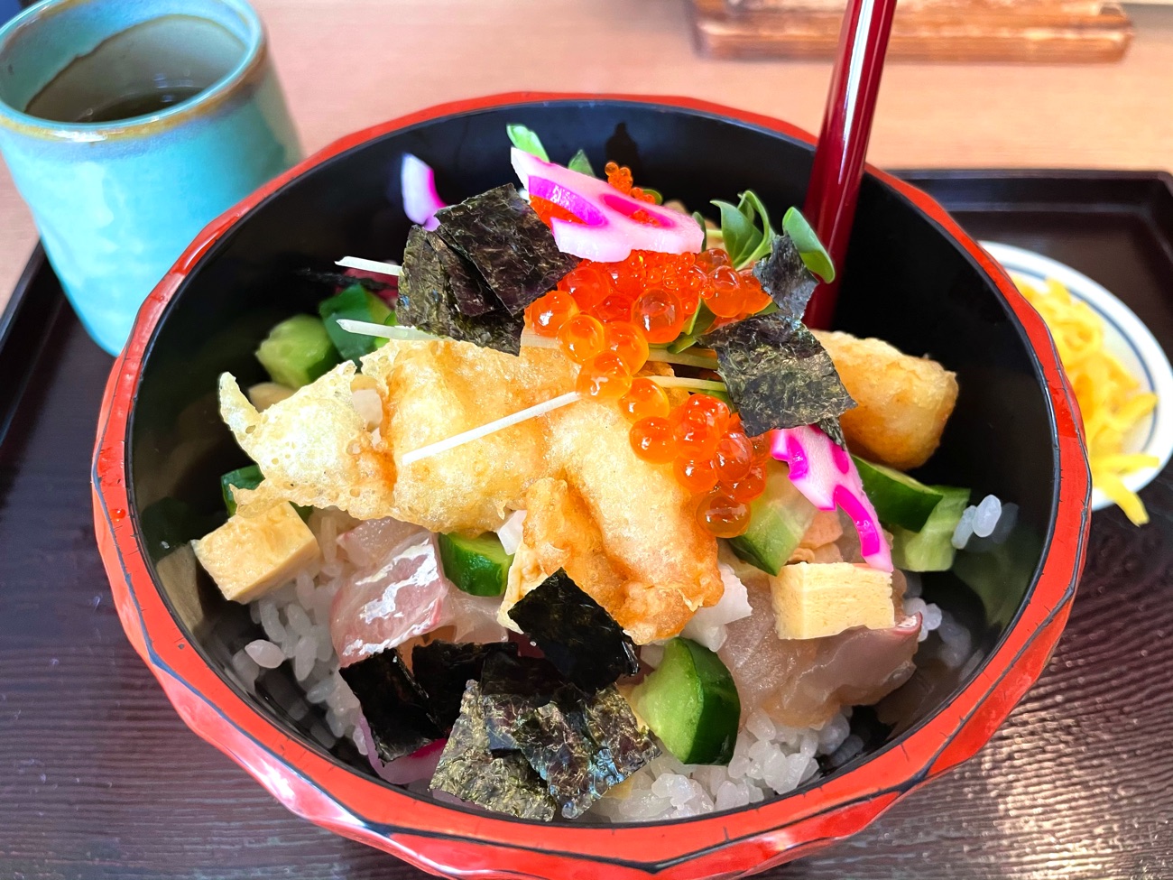 海鮮たっぷりの「どんと丼」