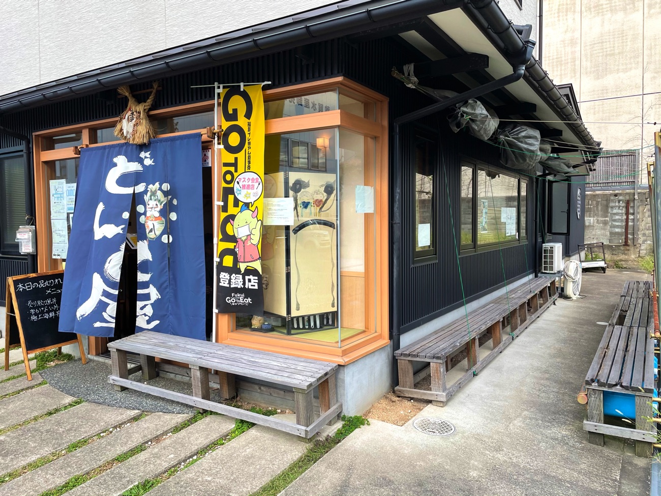 お店の横のベンチ