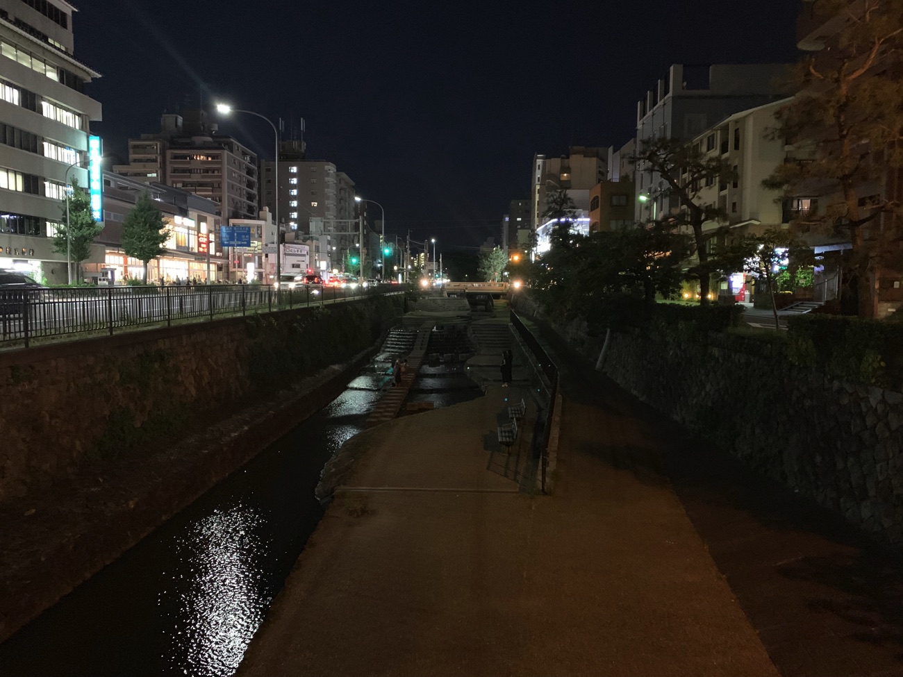 真っ暗な堀川遊歩道