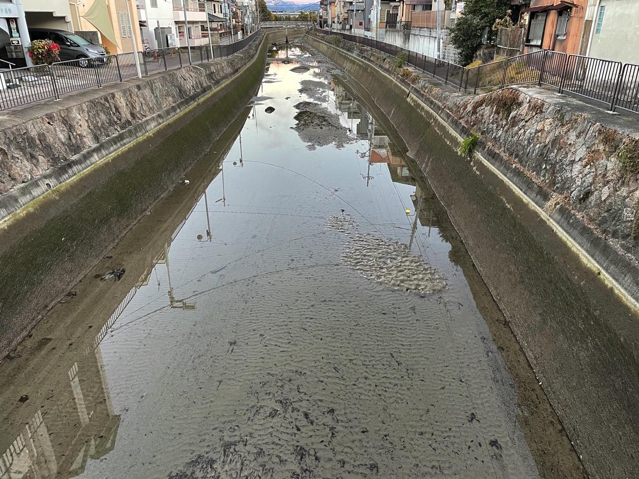 停水で底が見えている琵琶湖疎水