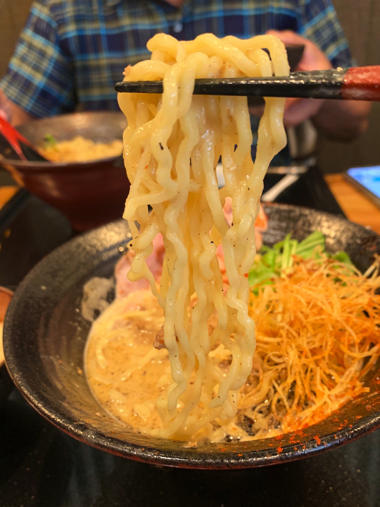 濃厚なスープが麺に絡む