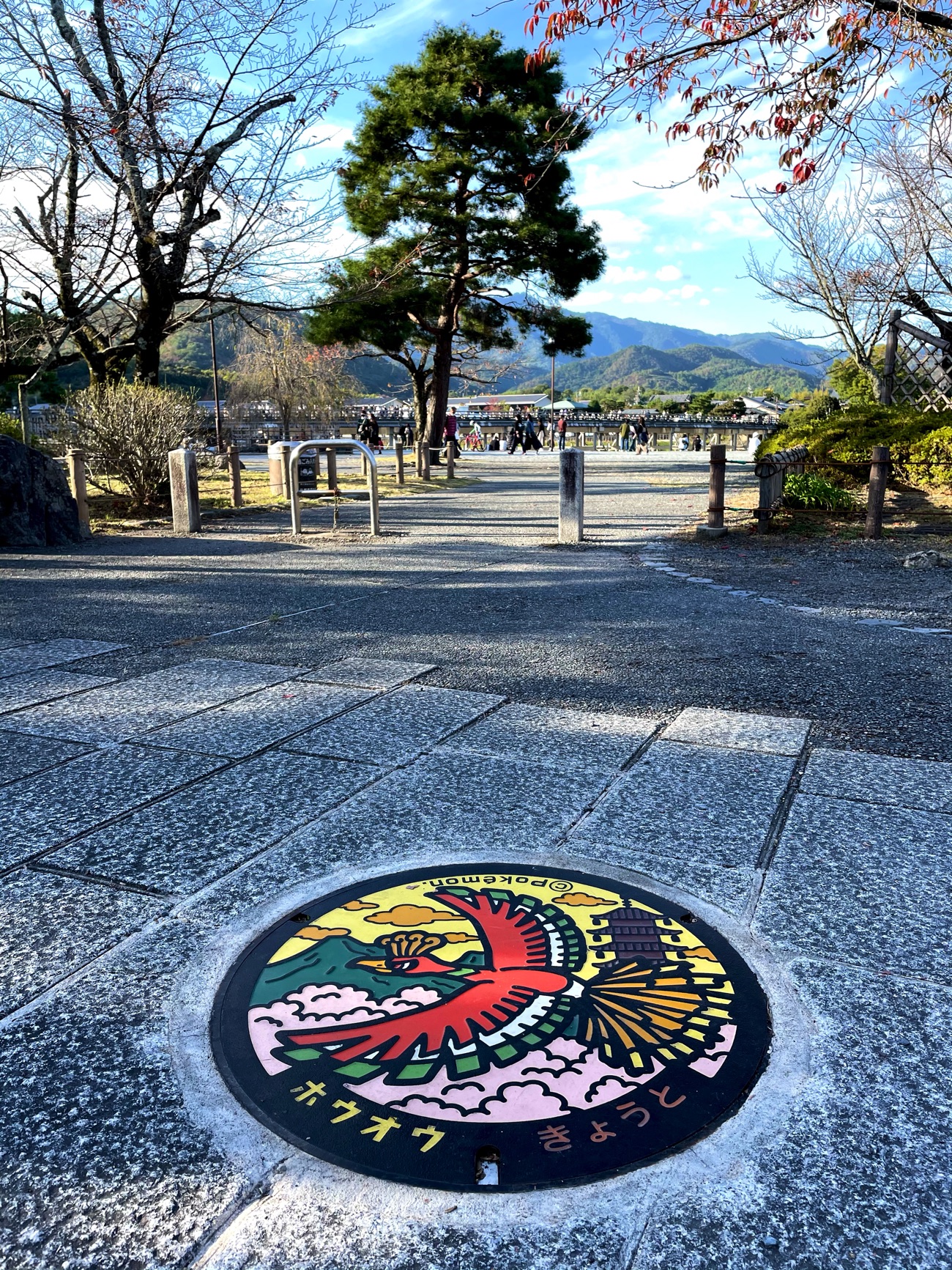 背景に渡月橋が入るロケーション