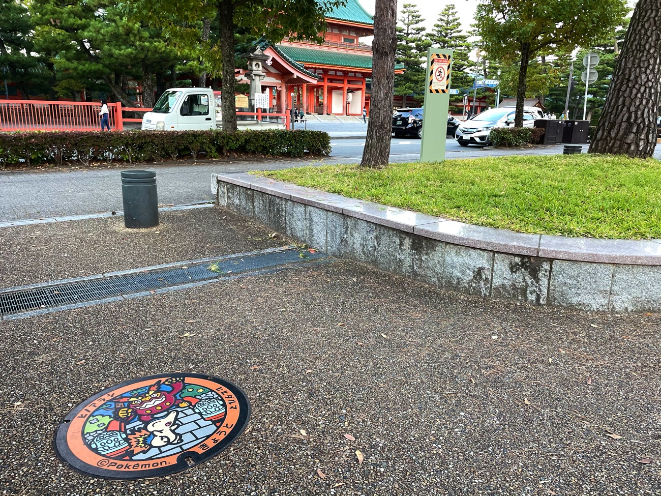 平安神宮の応天門を背景に