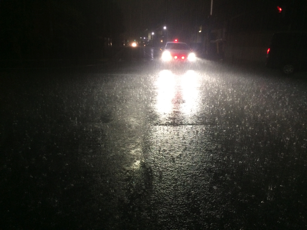 大雨でパトカーが出動?