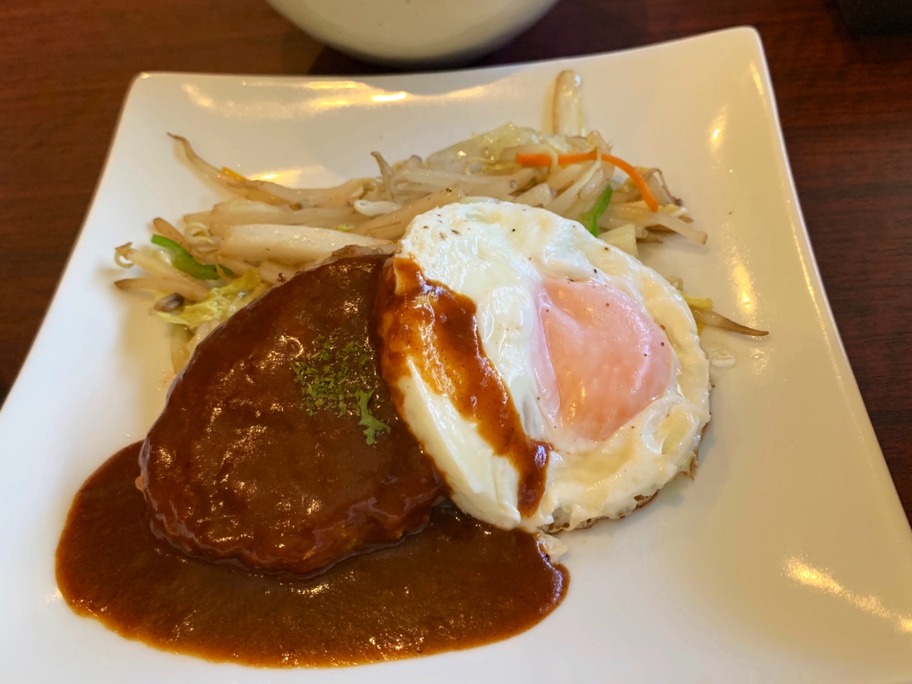 ハンバーグランチ（目玉焼き付き）