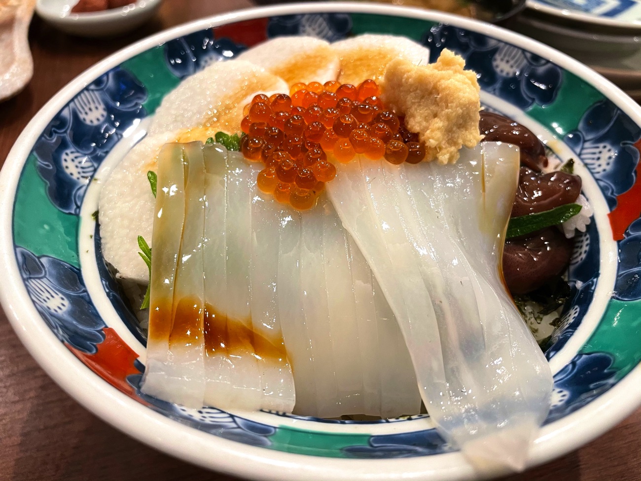 「白いか丼」にしょうゆをかける