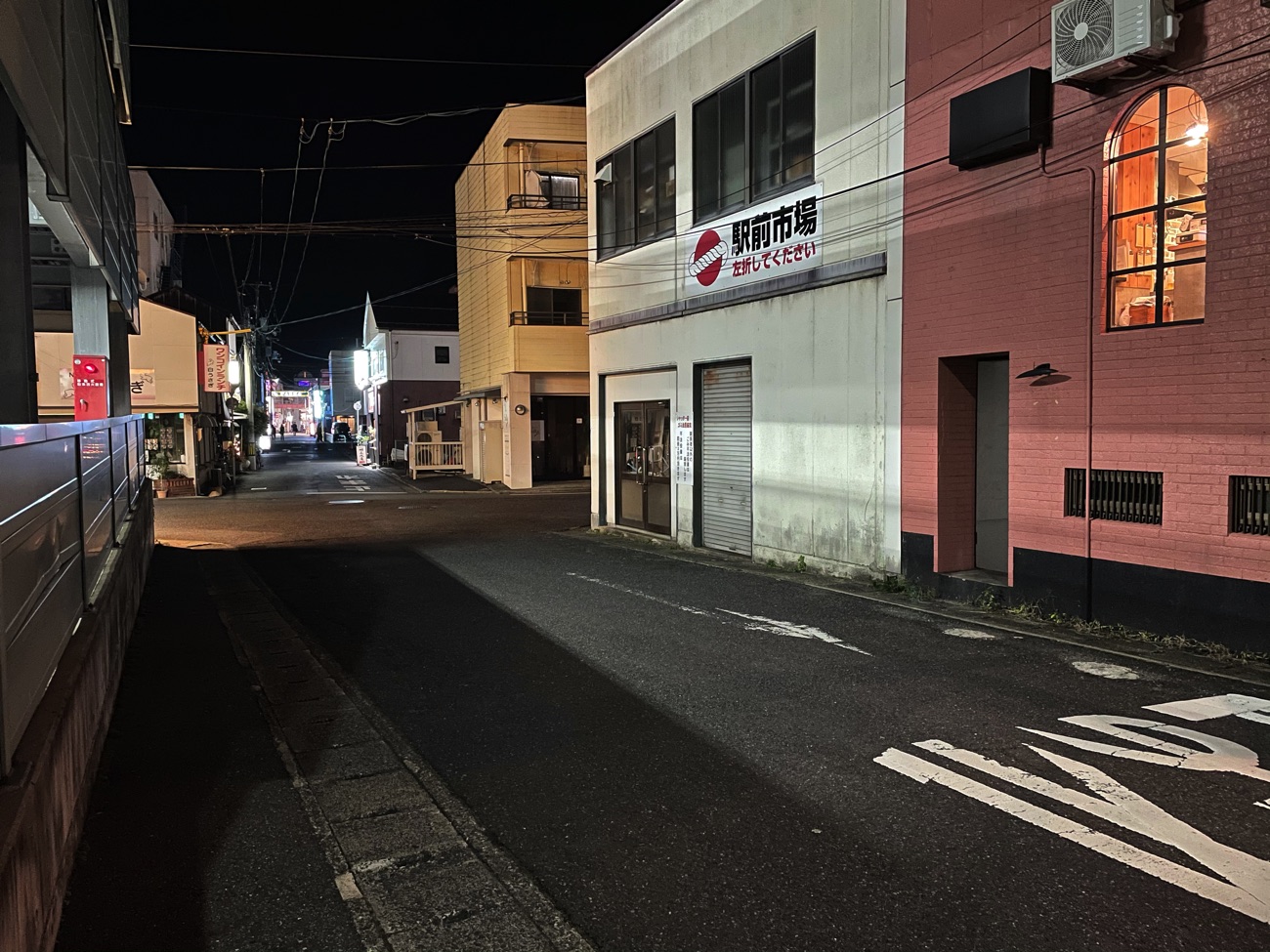 「海鮮問屋 村上水産 鮮魚部」のある通り