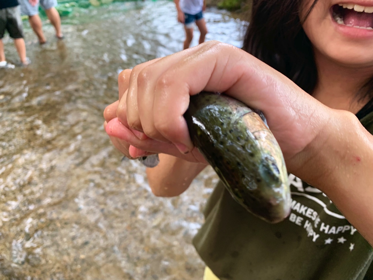 滋賀 マキノ高原 キャンプ場を流れるヨキトギ川で魚つかみ体験ができる ごりらのせなか