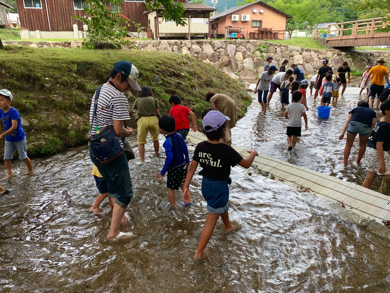 魚つかみ体験の参加者は園児〜小学生が多い