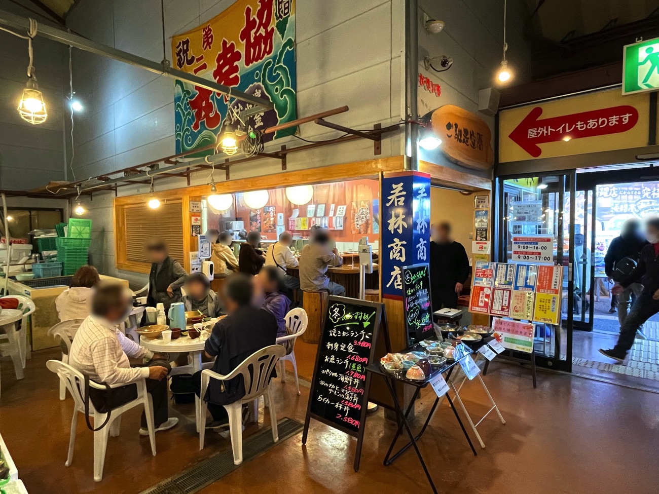 「ご馳走空間 若林」のテーブル席