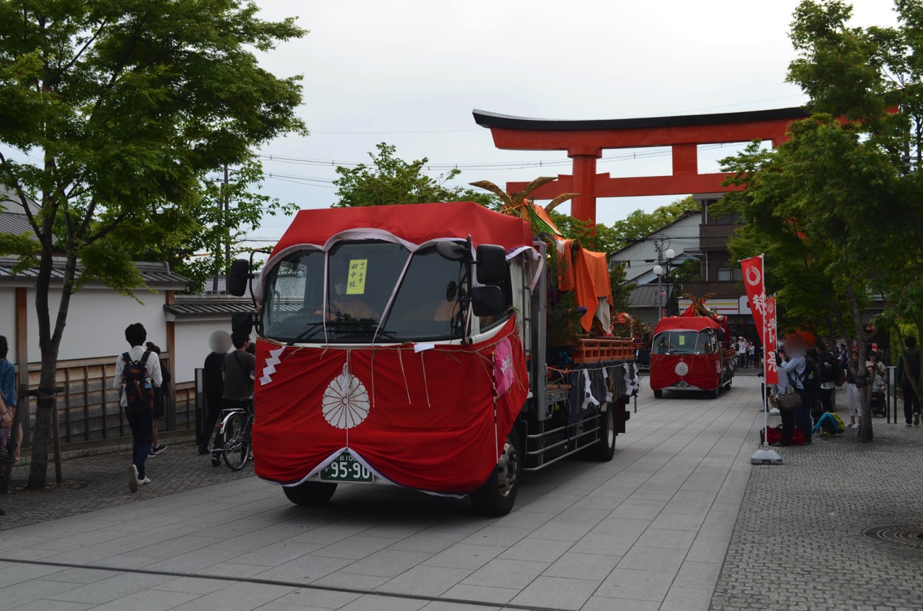 表参道を進むトラック