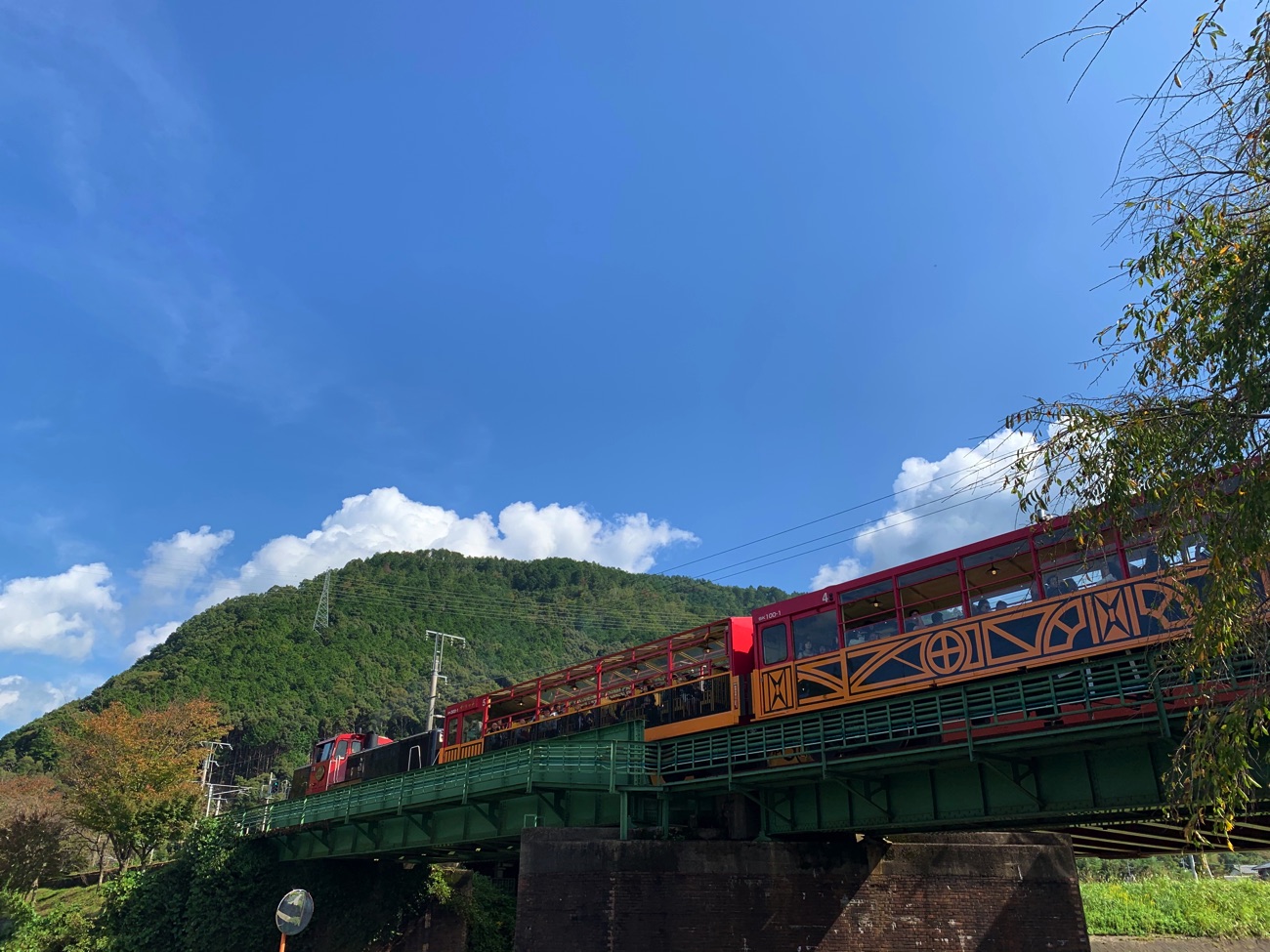 嵐山・嵯峨へ向かって発車