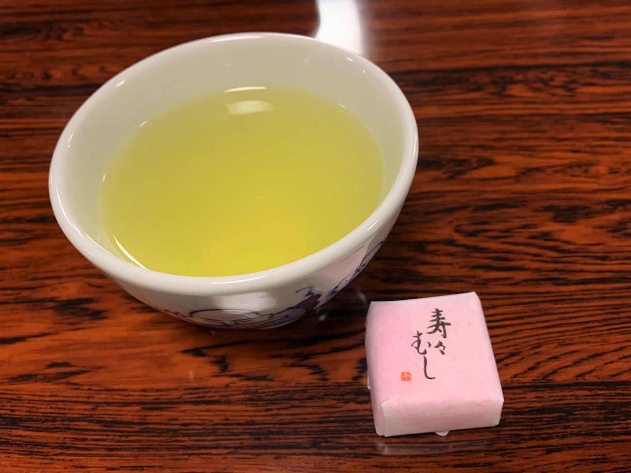 お茶とお菓子