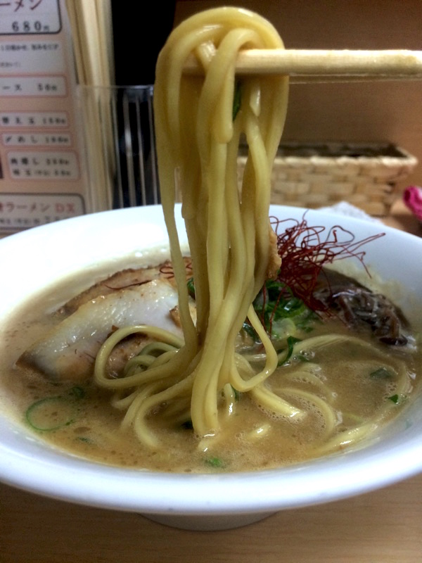 低加水の平打ち太麺