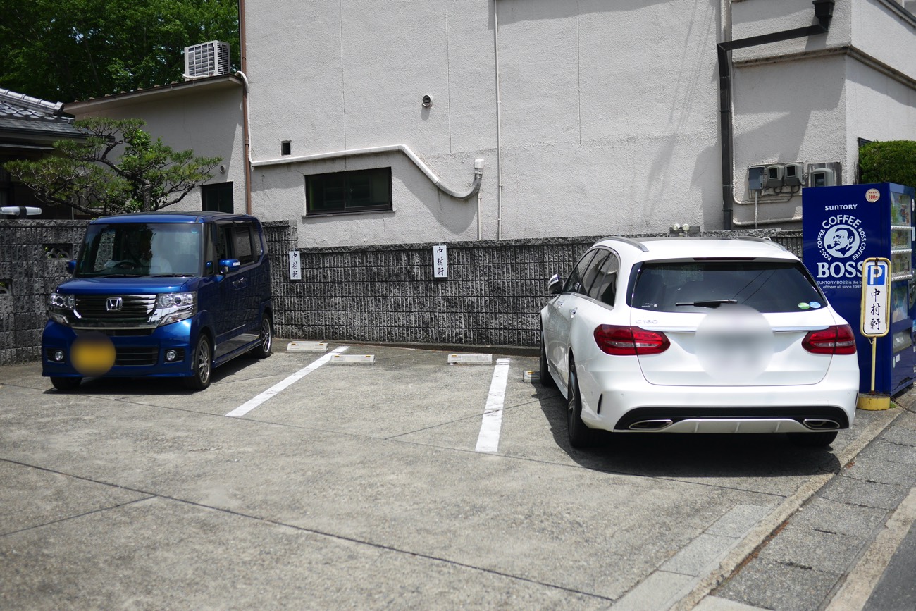 お店の向かいの駐車場