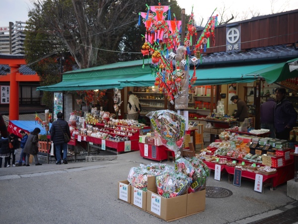 境内にあるお土産物屋さん