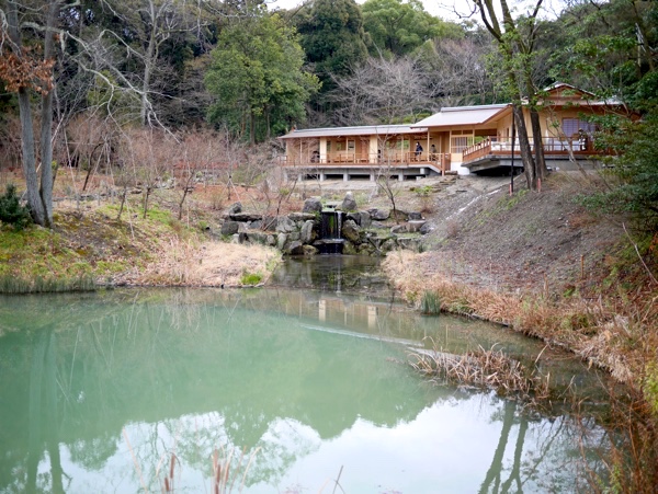 八島ヶ池（お産婆池）のほとりにオープン!