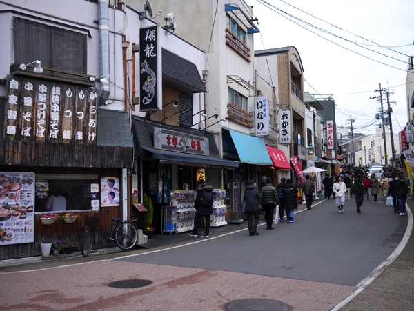 京阪本線・伏見稲荷駅から伏見稲荷大社へ続く道