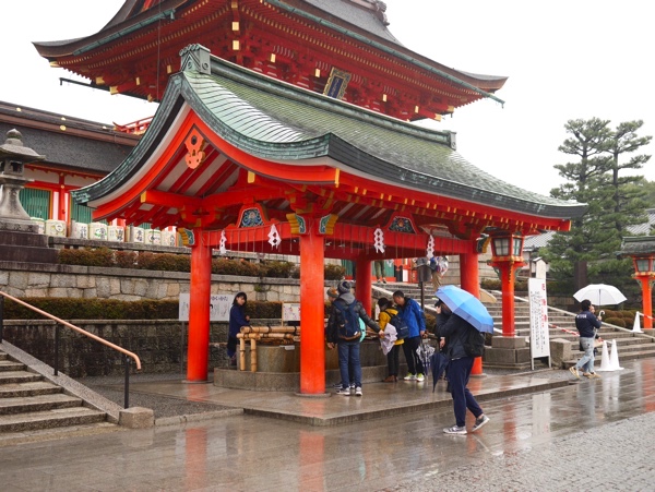 手水舎で雨宿り