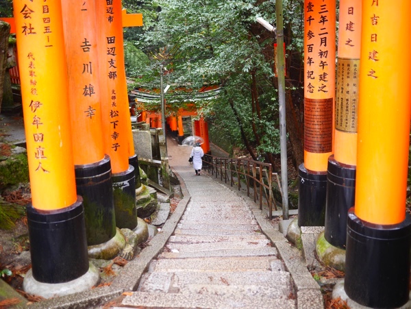 狭い参道はゆずり合いの気持ちで