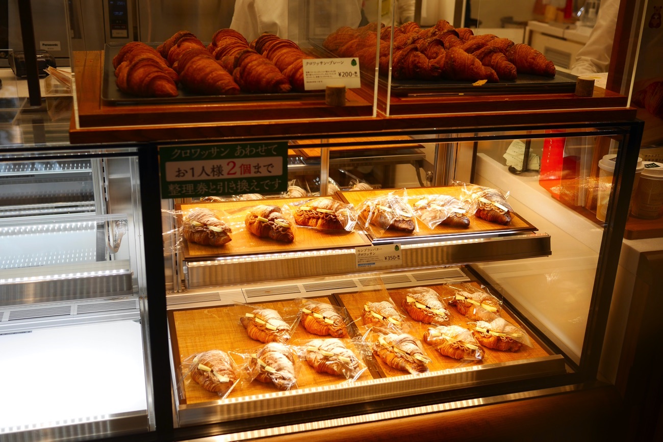 モンブランバタークロワッサンも焼きあがった!